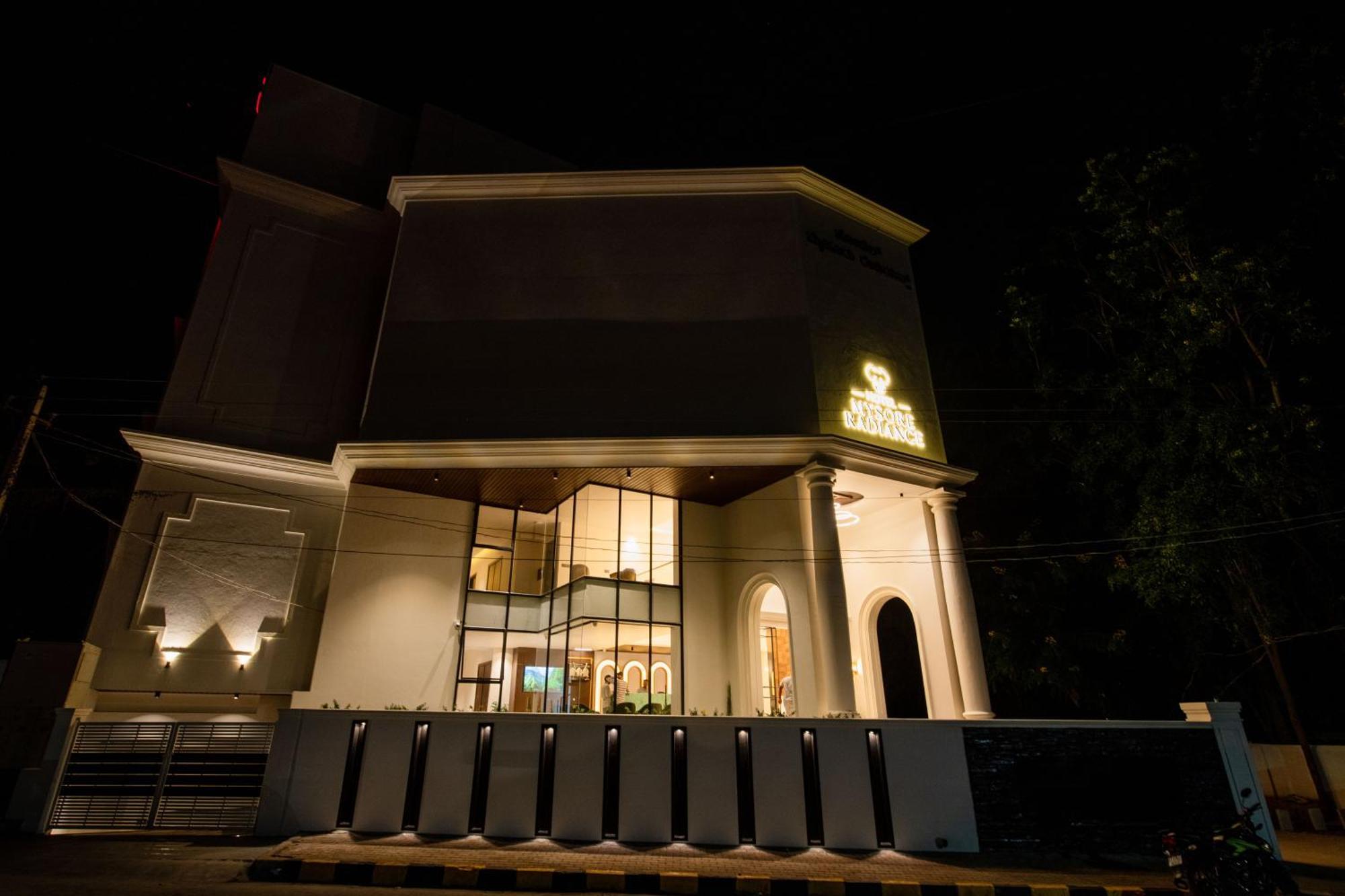 Hotel Mysore Radiance Esterno foto