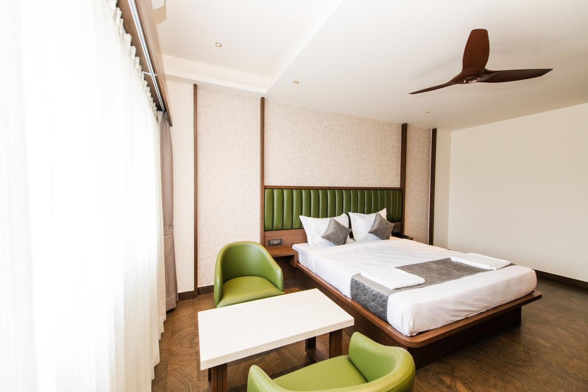 Hotel Mysore Radiance Esterno foto
